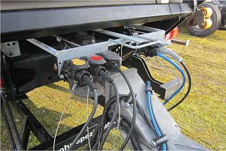 Pull-out console for line connections -